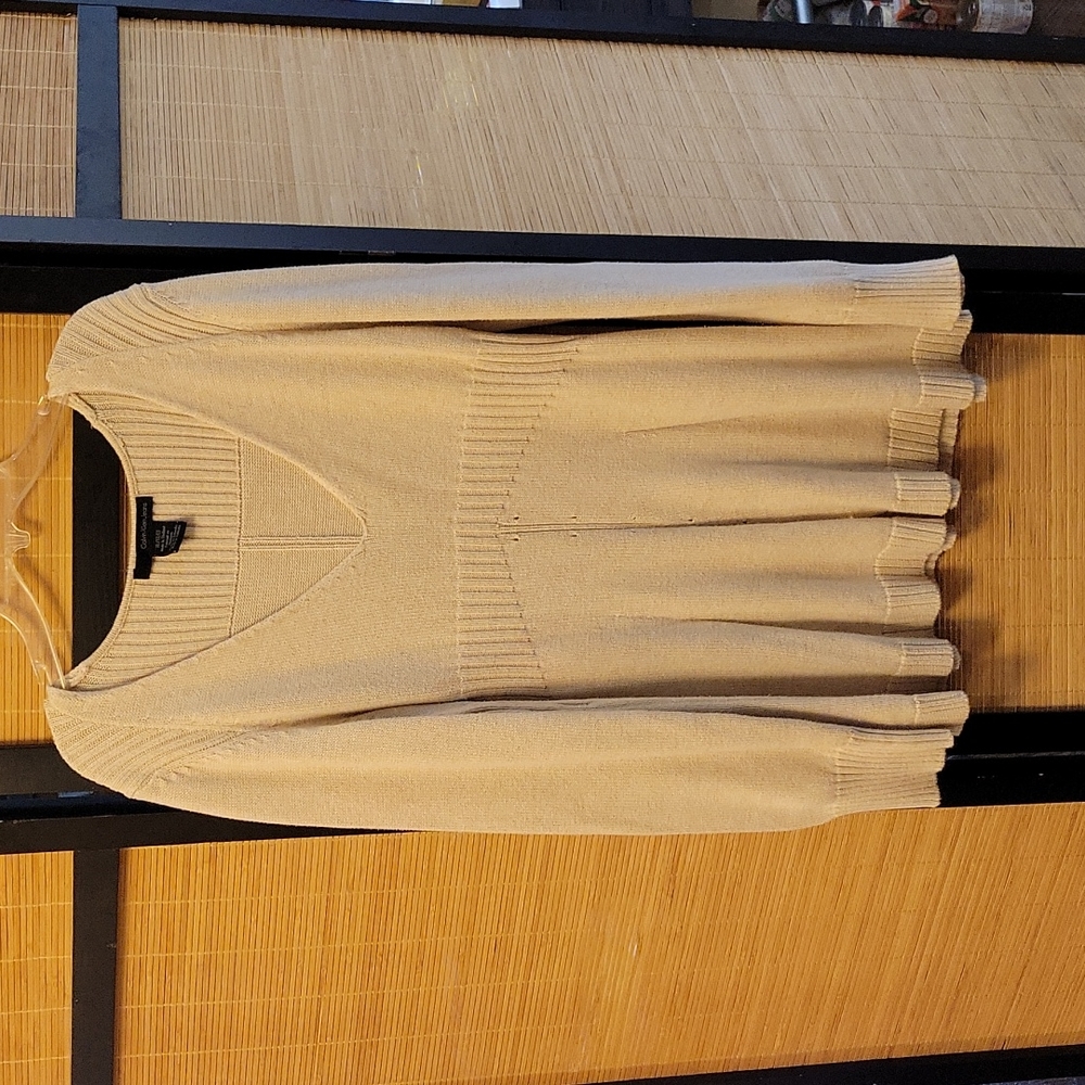Calvin Kline cream colored fitted sweater v neck. 100% cotton
